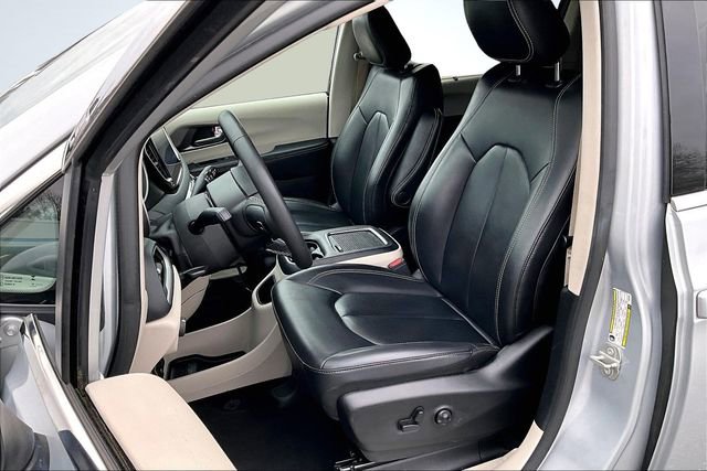 Used 2023 Chrysler Pacifica Touring-L image 19