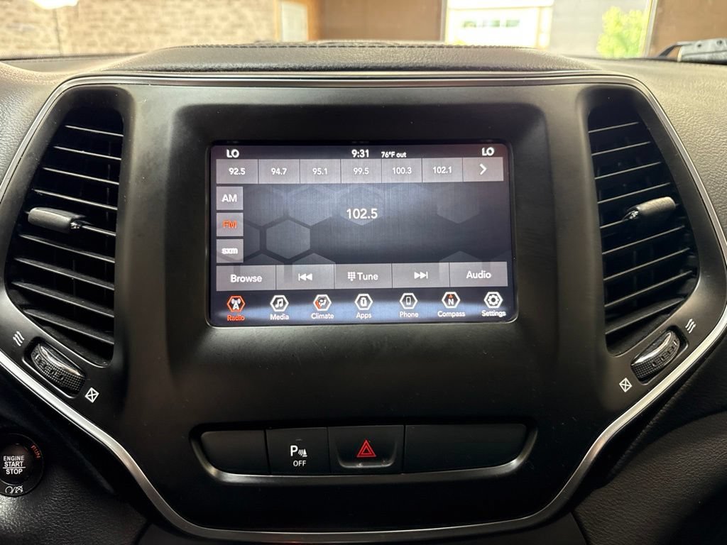 Used 2019 Jeep Cherokee Latitude Plus w/ Comfort/Convenience Group FWD image 19