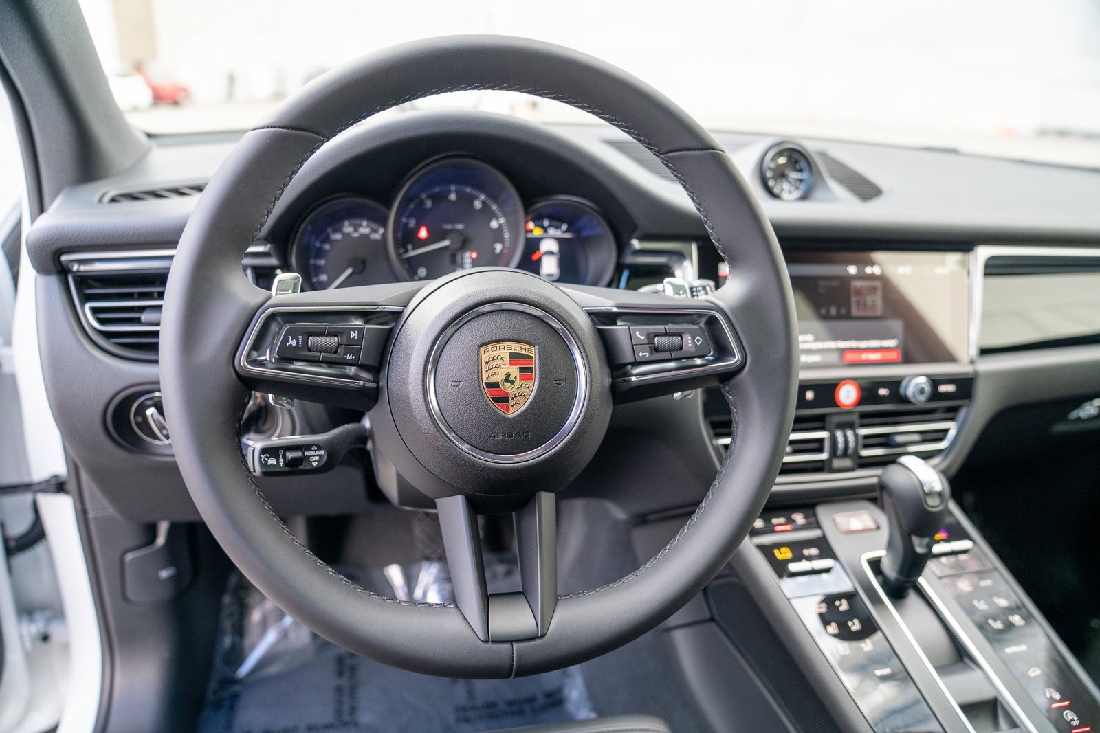 Certified 2025 Porsche Macan image 12