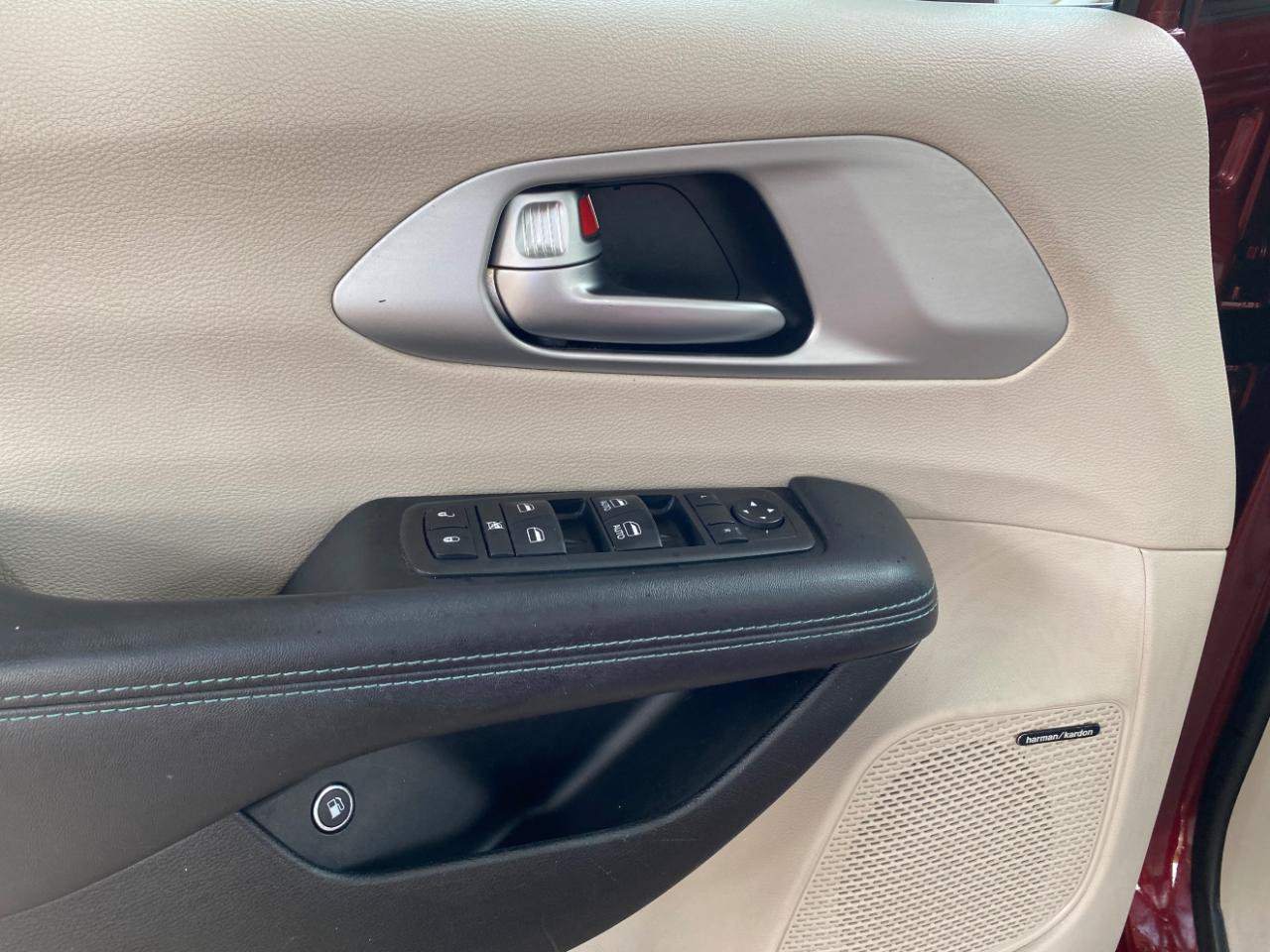 Used 2018 Chrysler Pacifica Limited FWD image 28