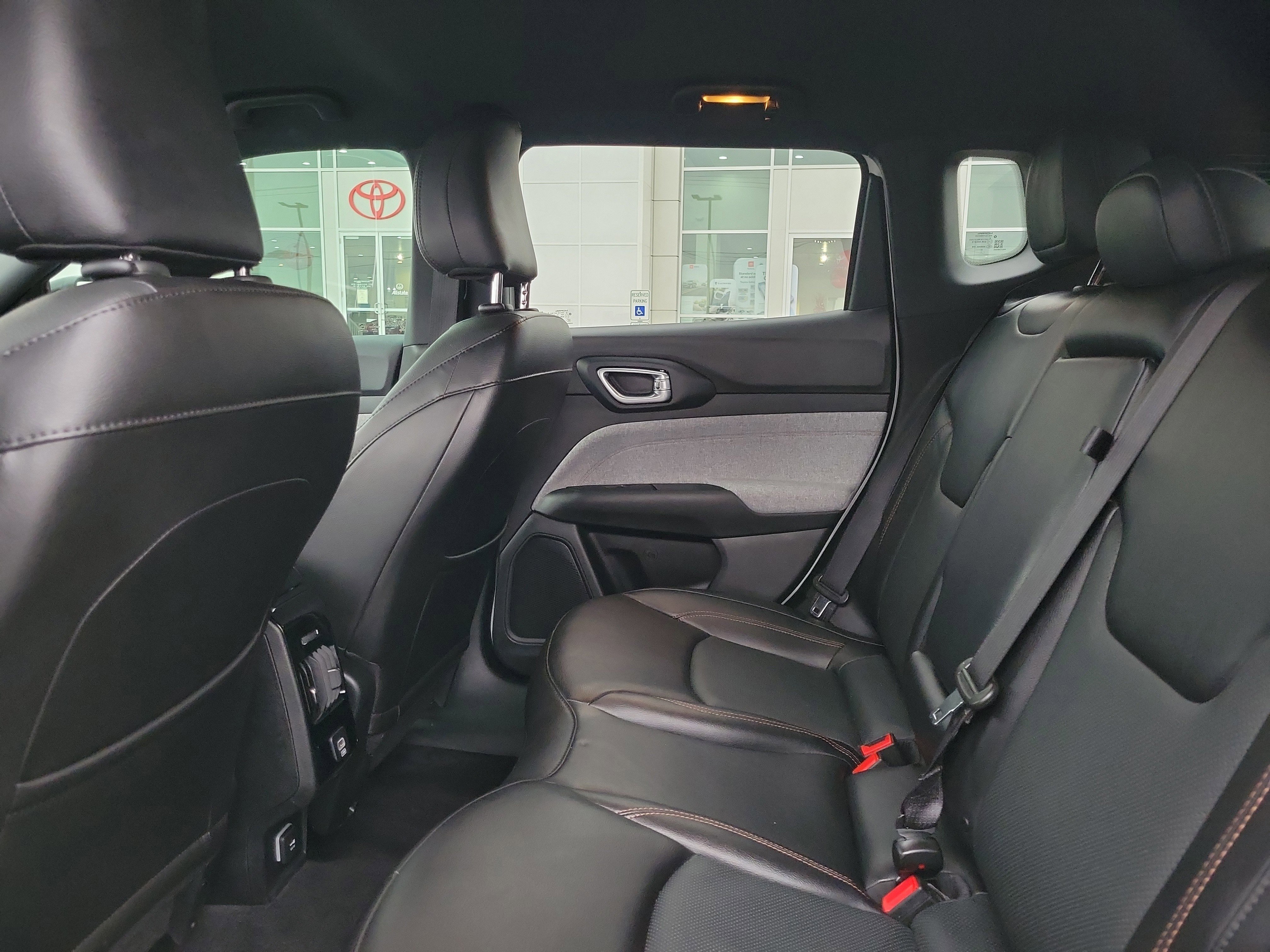 Used 2023 Jeep Compass Latitude image 11