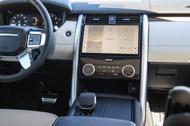 Certified 2025 Land Rover Discovery Dynamic SE AWD/4WD image 15