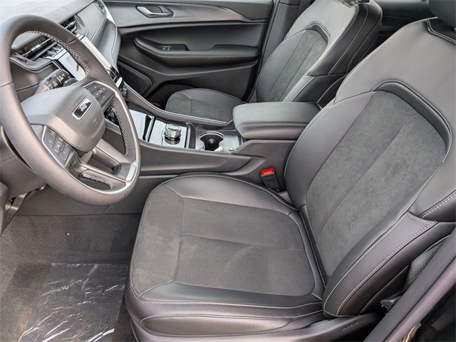 New 2025 Jeep Grand Cherokee Altitude image 13