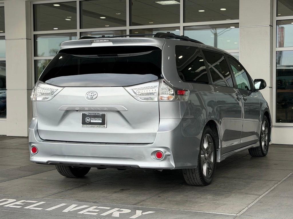 Certified 2017 Toyota Sienna SE w/ SE Preferred Package FWD image 14
