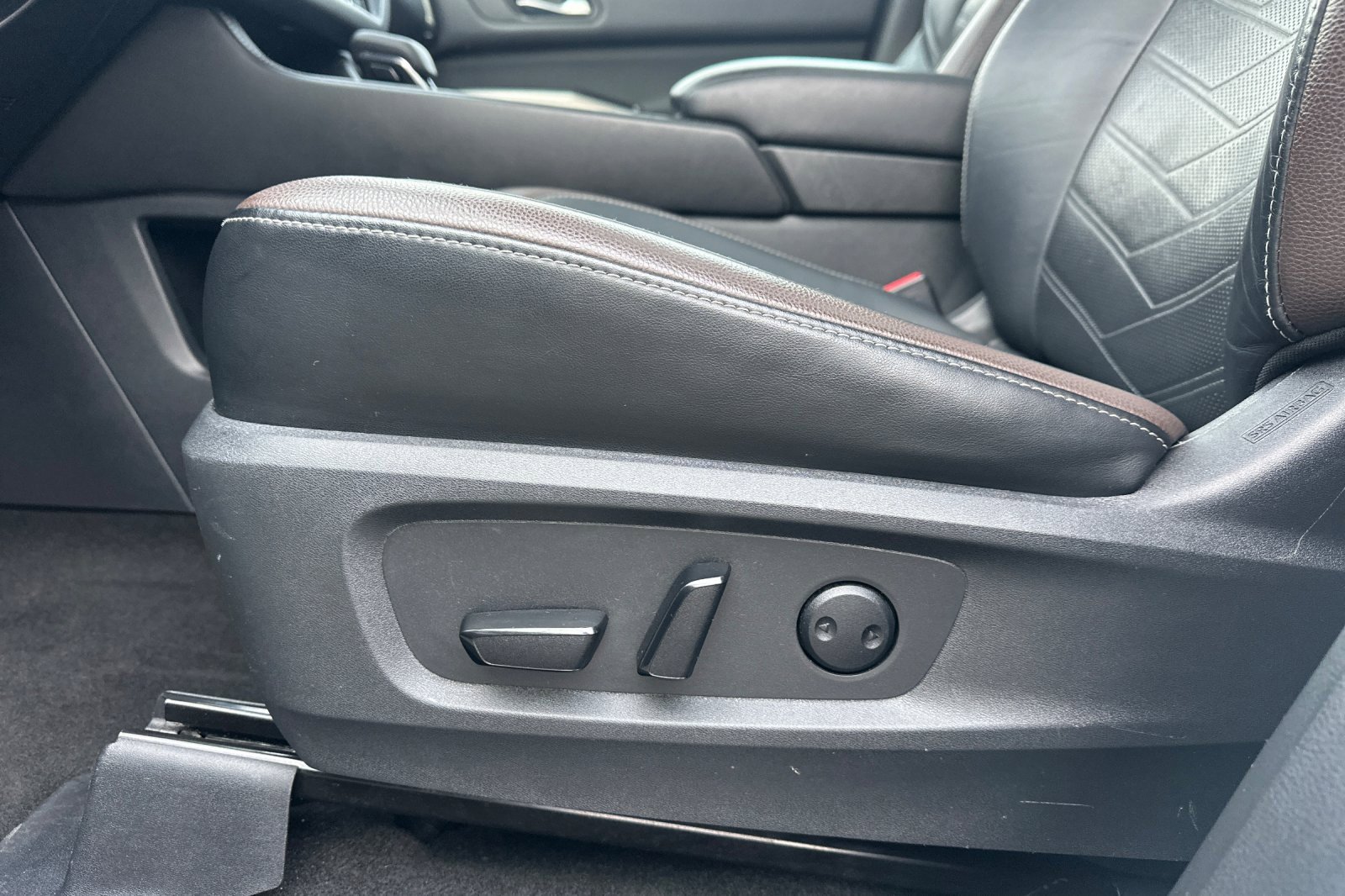 Used 2023 Nissan Pathfinder Platinum image 14