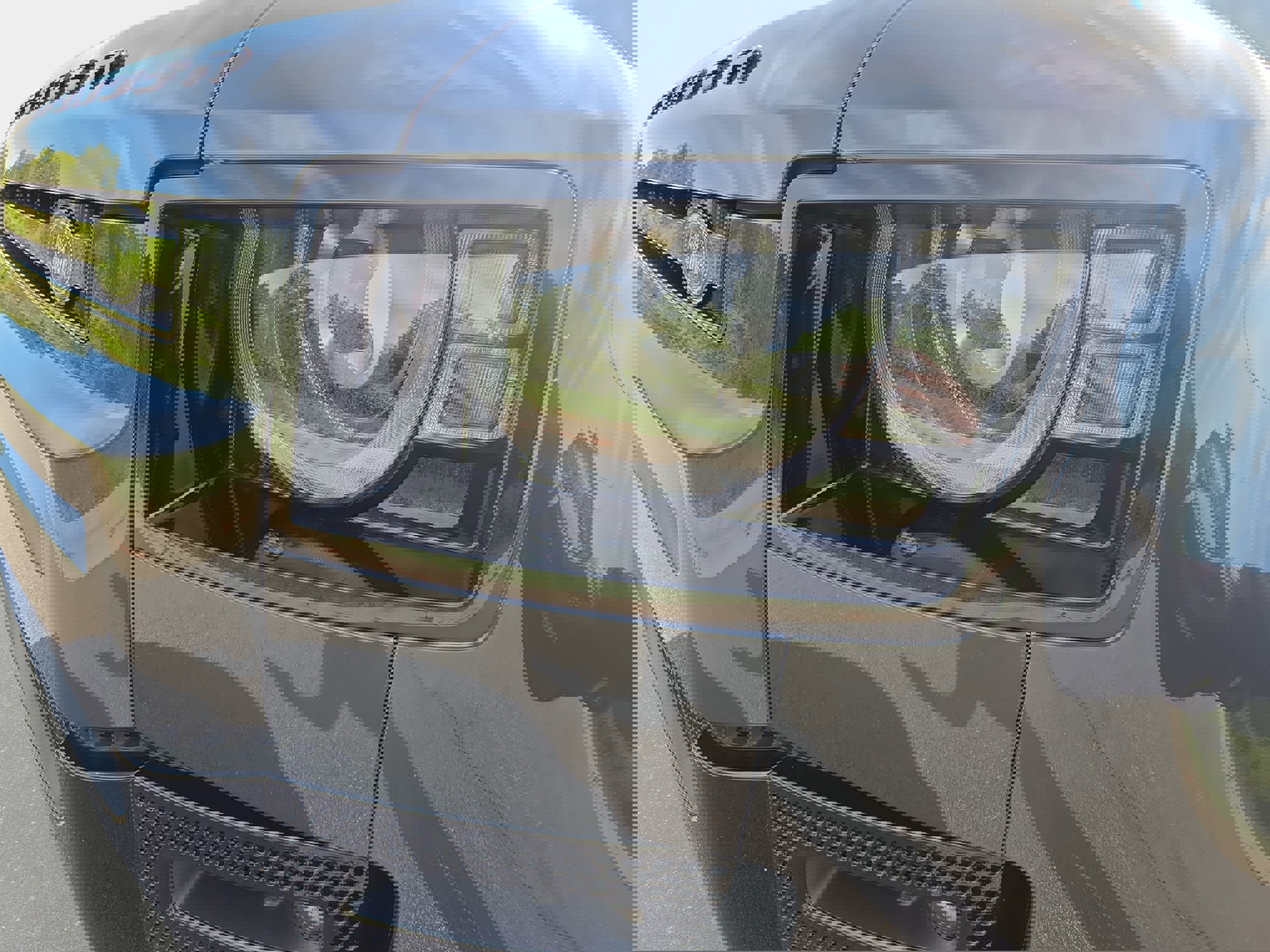 Certified 2025 Land Rover Defender 110 X-Dynamic SE image 31