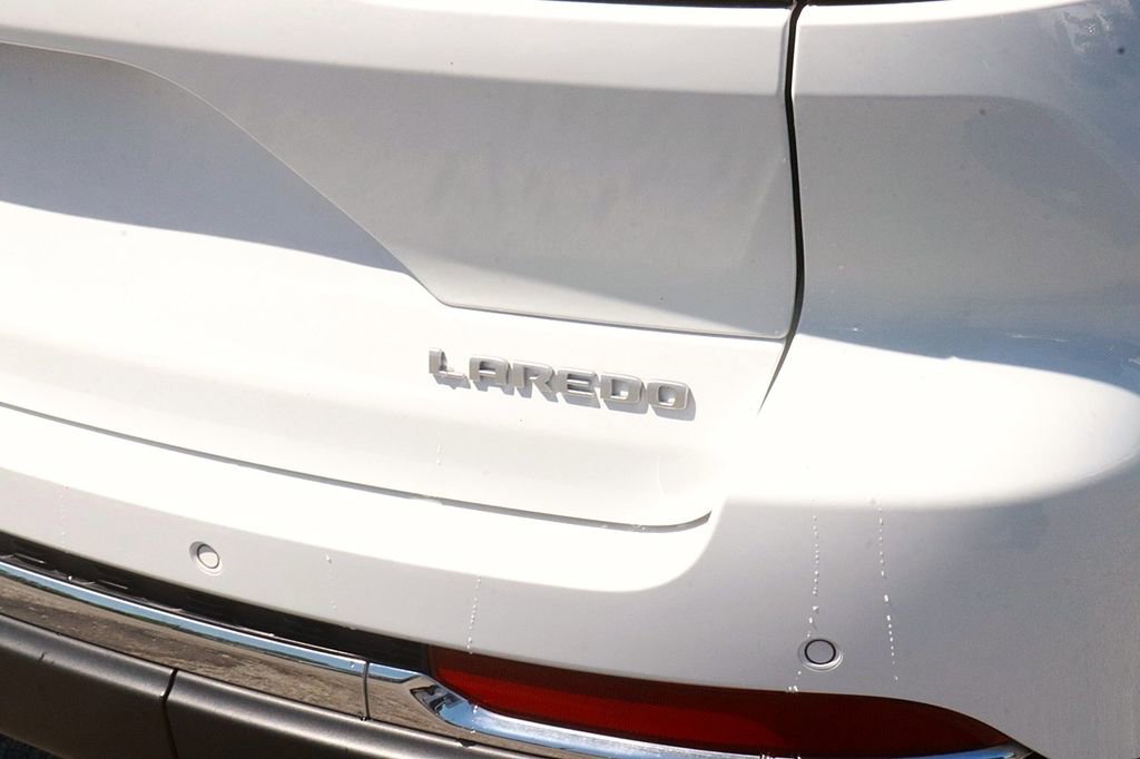 Used 2024 Jeep Grand Cherokee Laredo AWD/4WD image 8