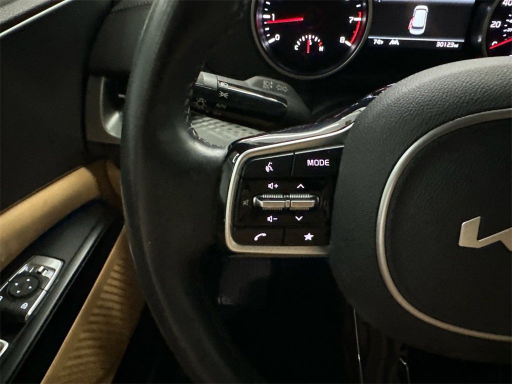 Used 2022 Kia Carnival LX image 26