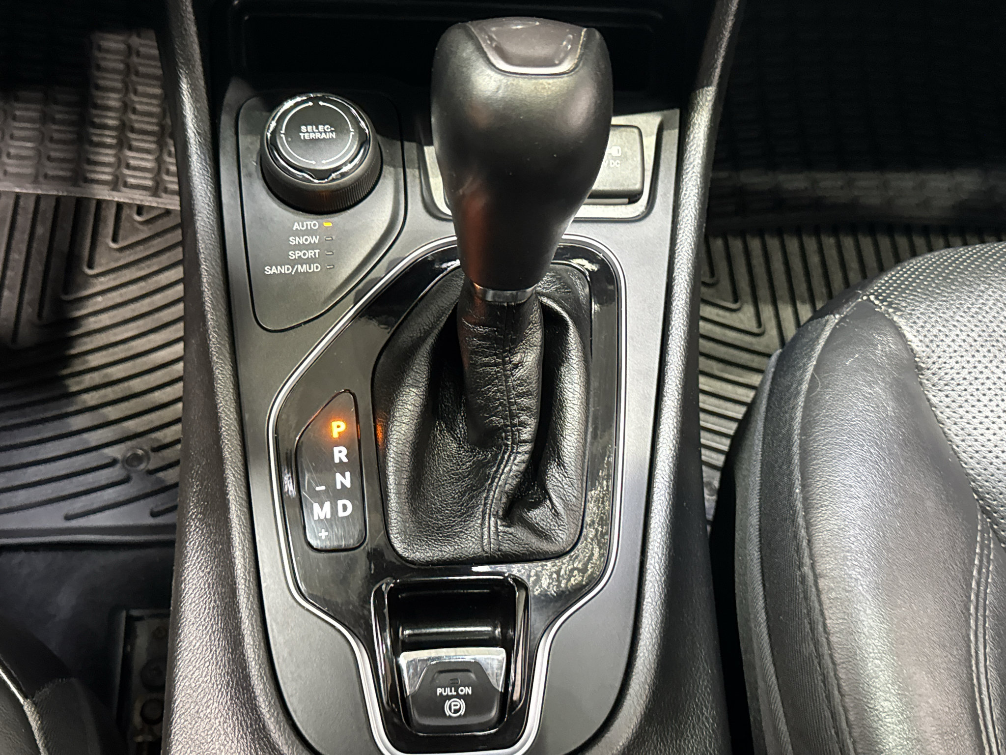 Used 2019 Jeep Cherokee Limited w/ Technology Group AWD/4WD image 32