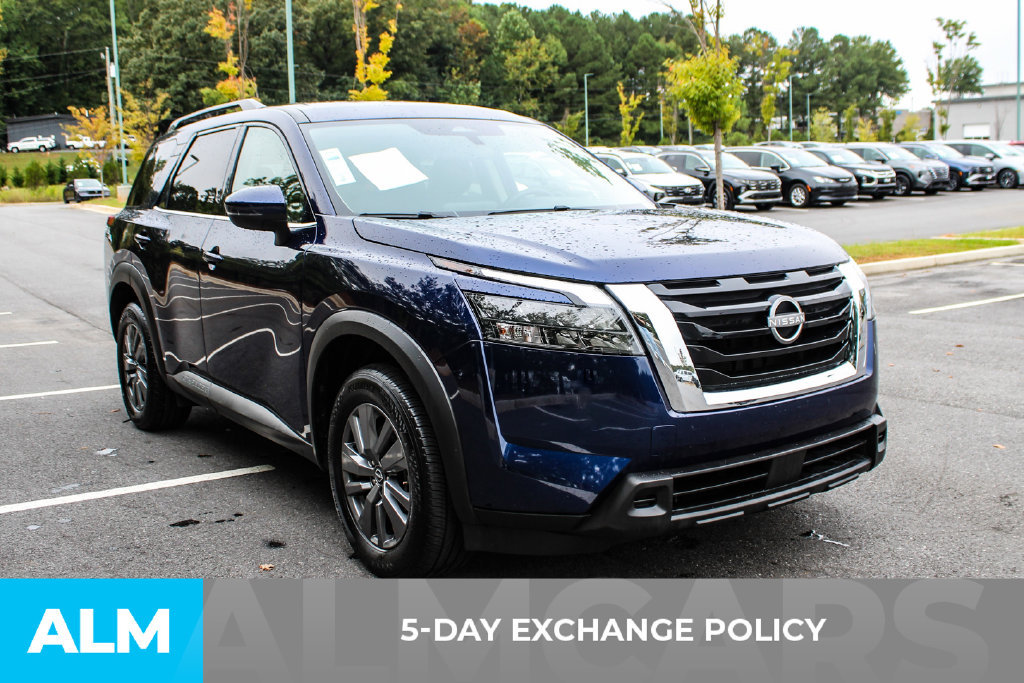 Used 2025 Nissan Pathfinder SV FWD image 3