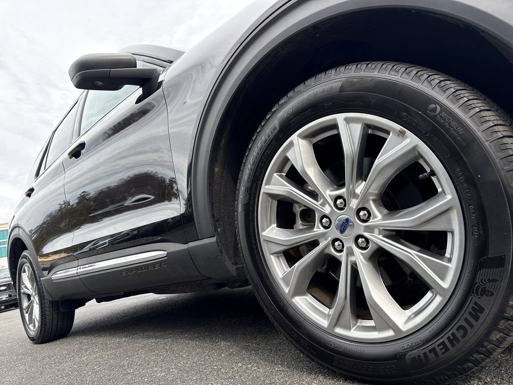 Used 2022 Ford Explorer XLT w/ Equipment Group 202A AWD/4WD image 9
