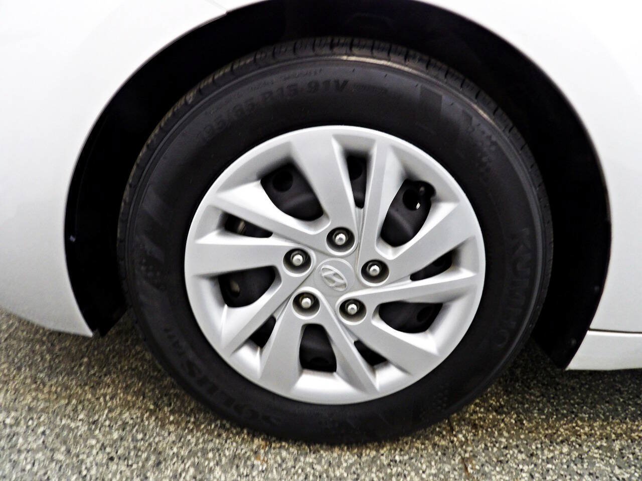 Used 2019 Hyundai Elantra SE FWD image 18