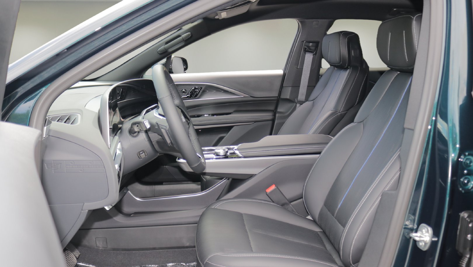 Certified 2025 Cadillac Lyriq Luxury RWD image 12