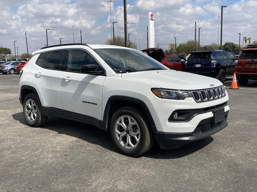 Used 2025 Jeep Compass Latitude image 3