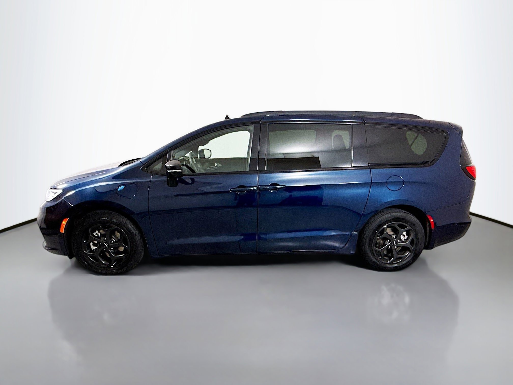 Used 2024 Chrysler Pacifica Premium FWD image 4