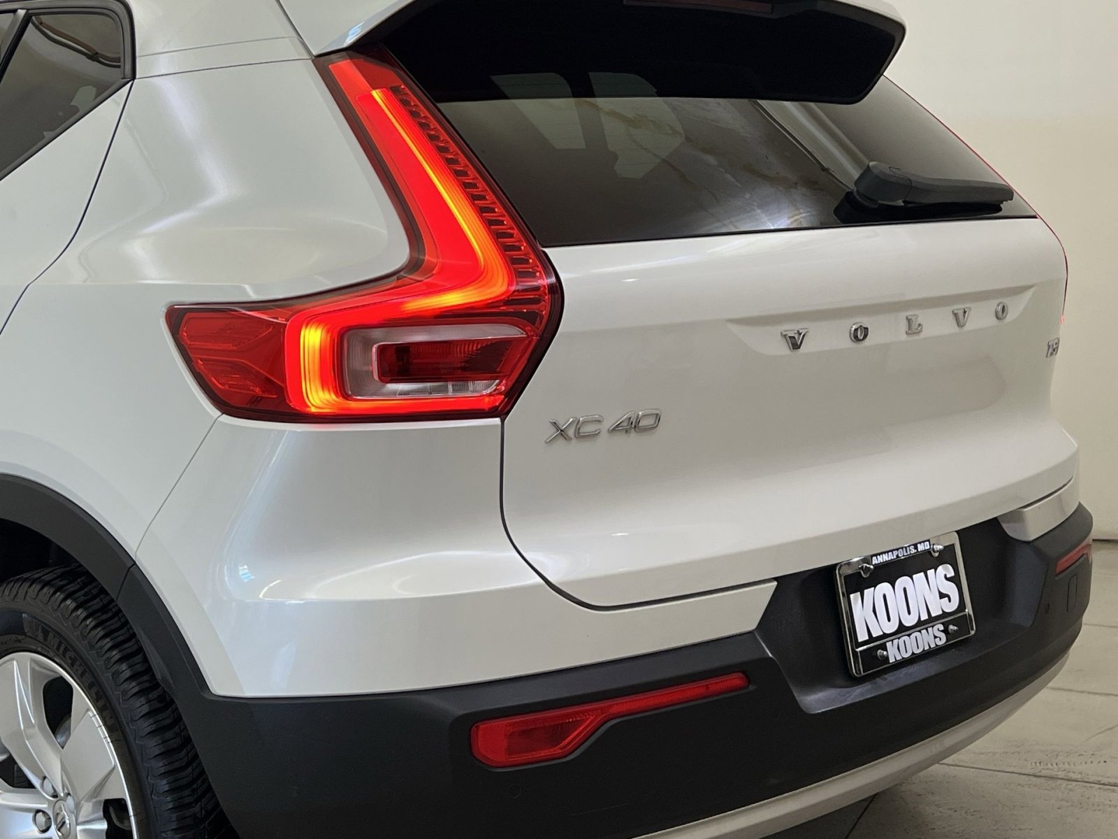 Used 2021 Volvo XC40 T5 Momentum w/ Premium Package image 29