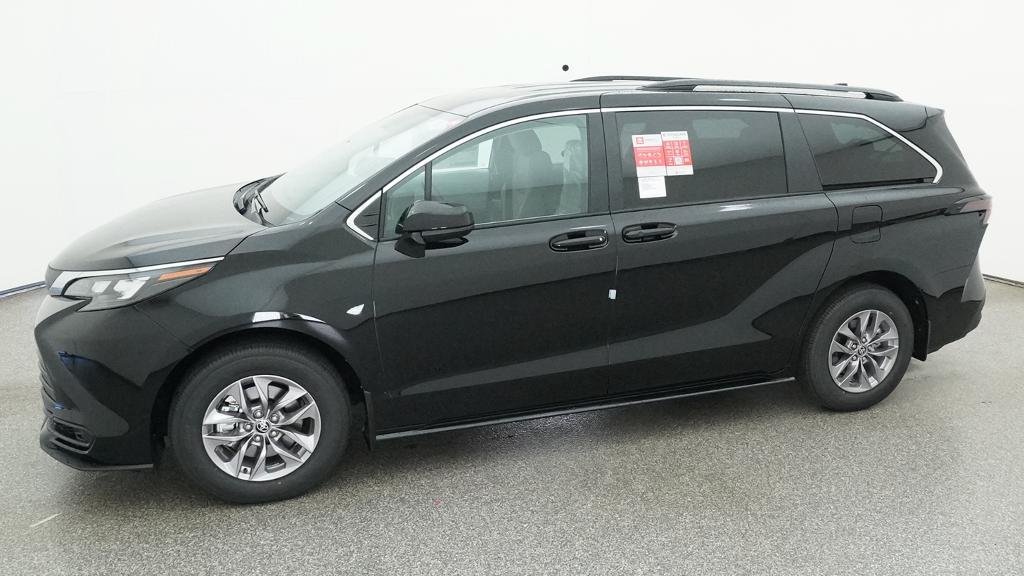 New 2026 Toyota Sienna LE FWD image 5