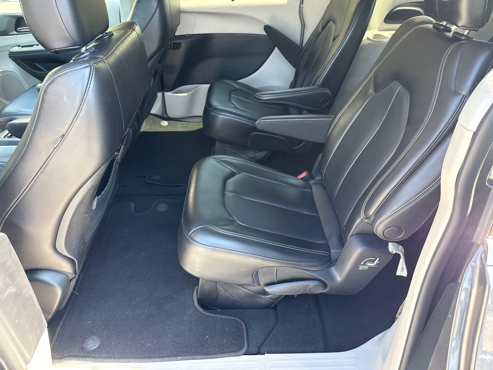 Used 2023 Chrysler Pacifica Touring-L FWD image 21