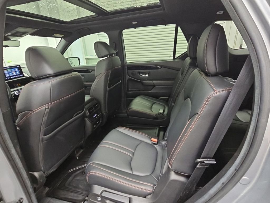 Used 2025 Honda Pilot TrailSport image 29