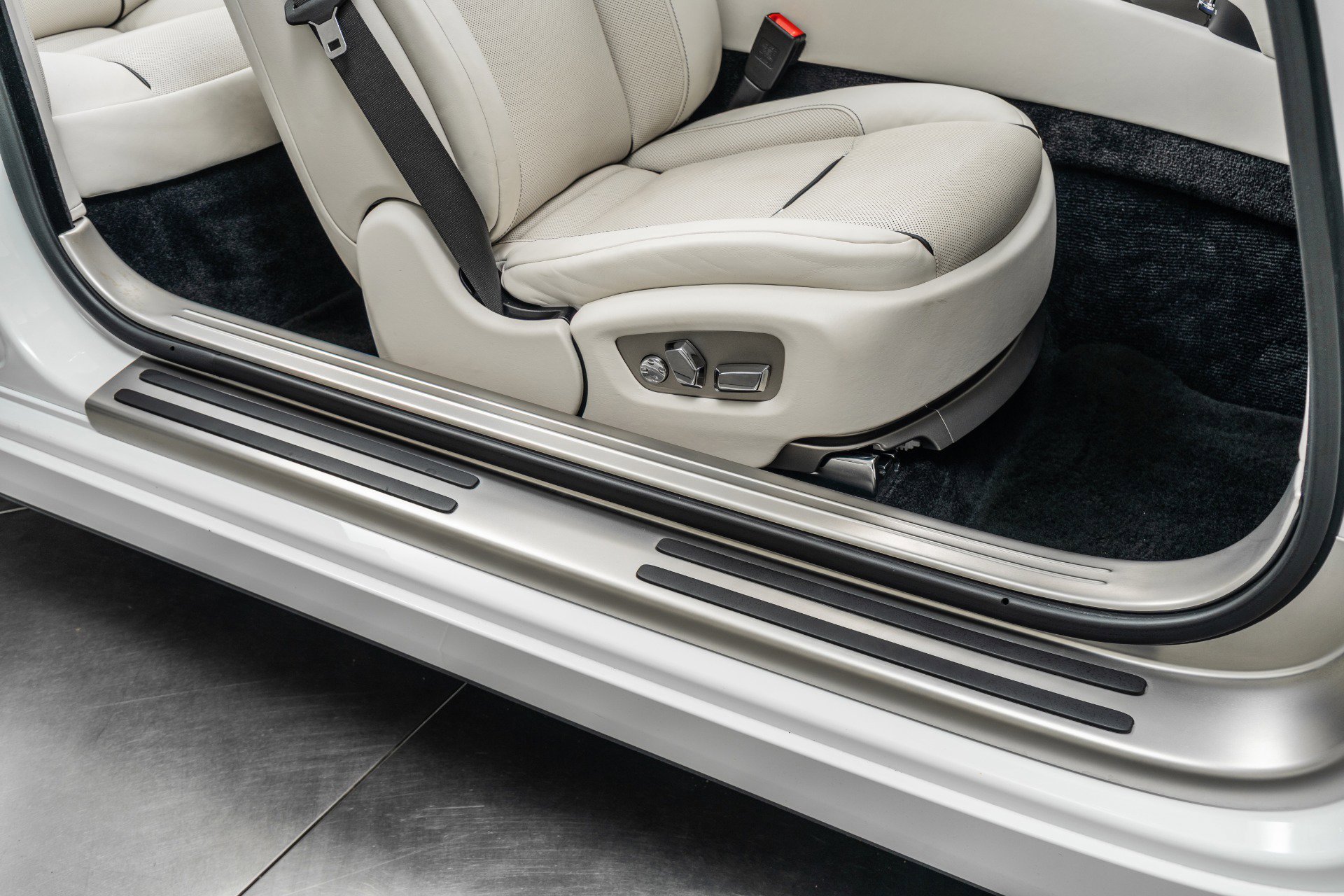 Used 2020 Rolls-Royce Dawn RWD image 29
