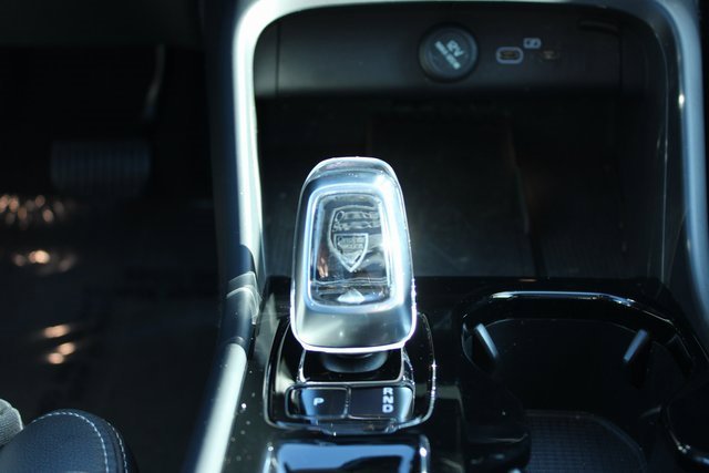 Used 2025 Volvo XC40 B5 Plus image 19