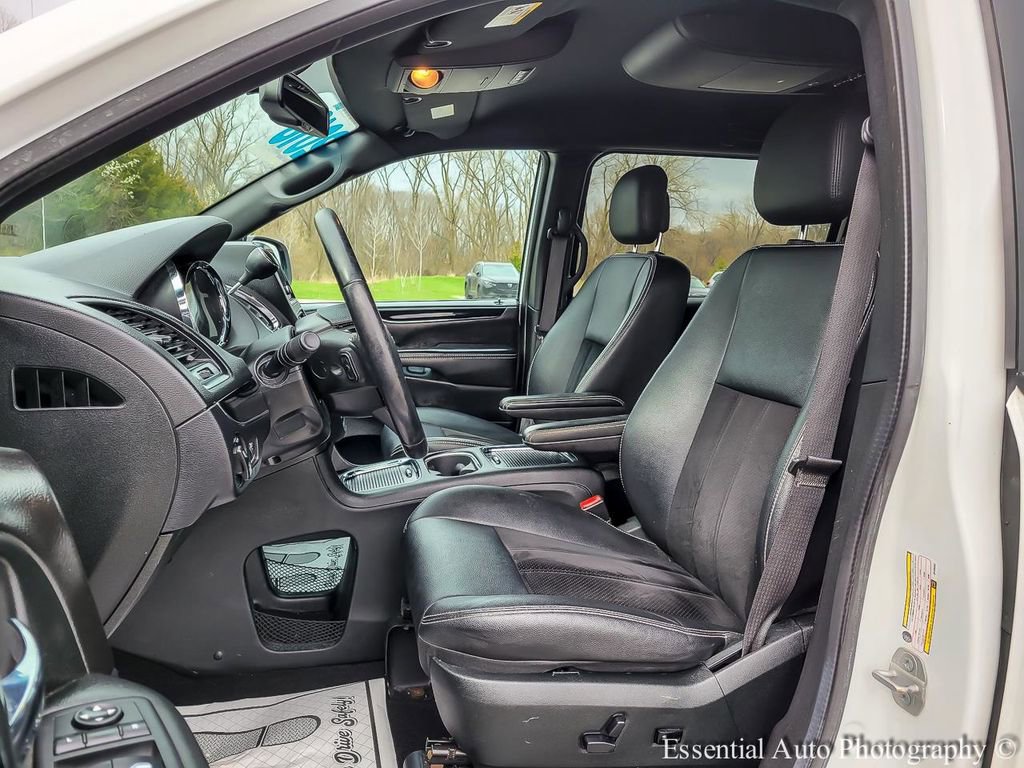 Used 2018 Dodge Grand Caravan SXT w/ Blacktop Package image 8
