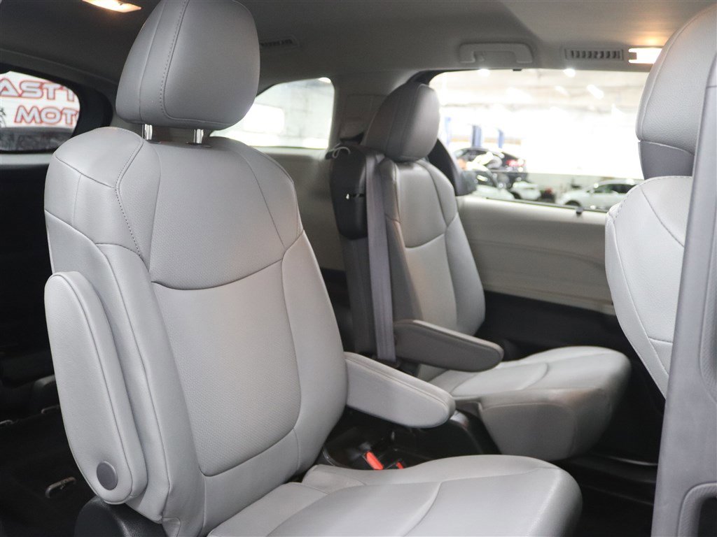 Used 2023 Toyota Sienna XLE image 17