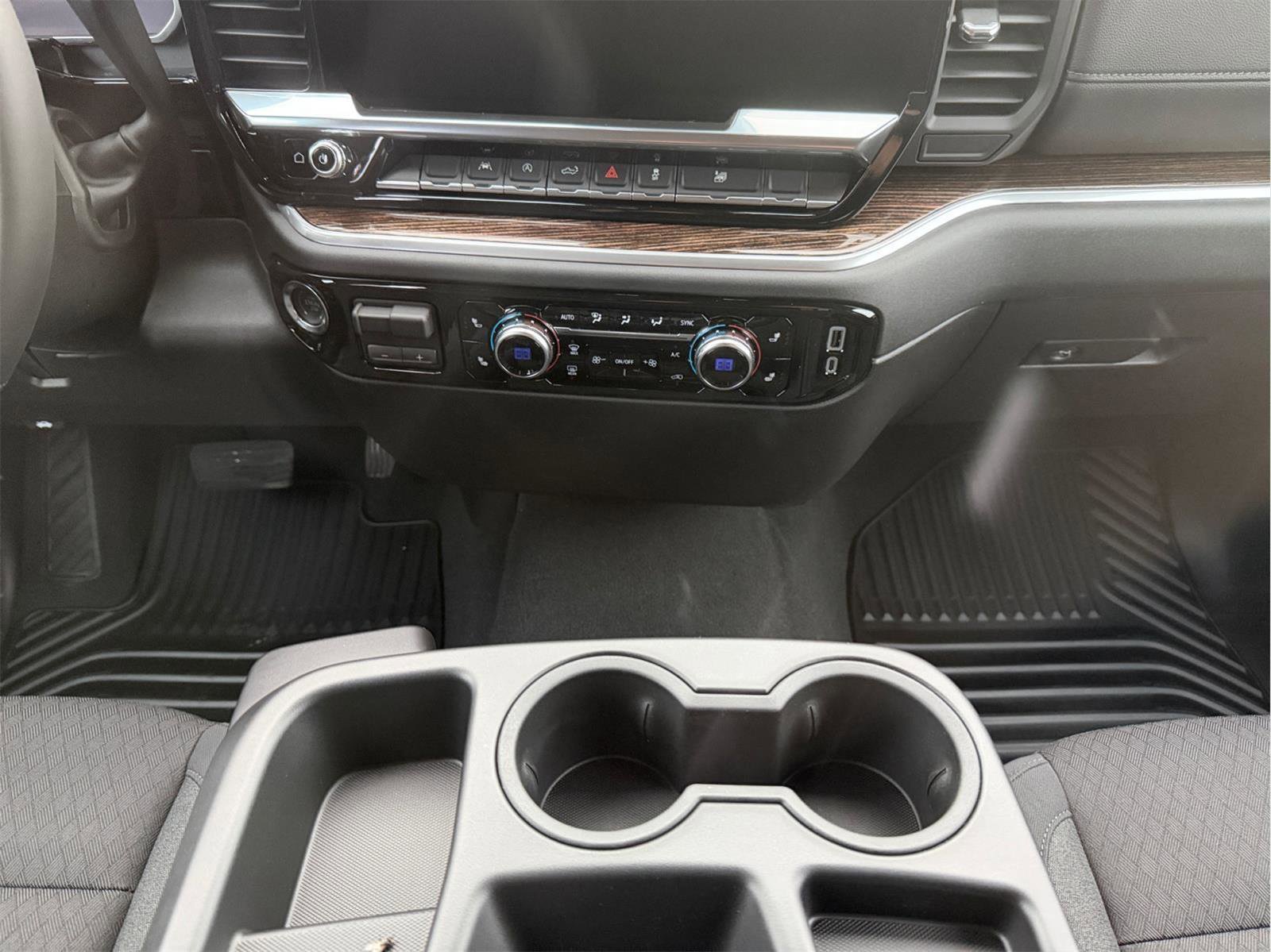 New 2026 GMC Sierra 1500 SLE w/ Preferred Package image 9