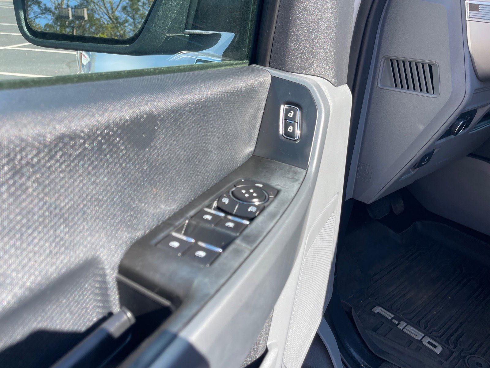 Used 2022 Ford F150 XLT w/ Trailer Tow Package image 8