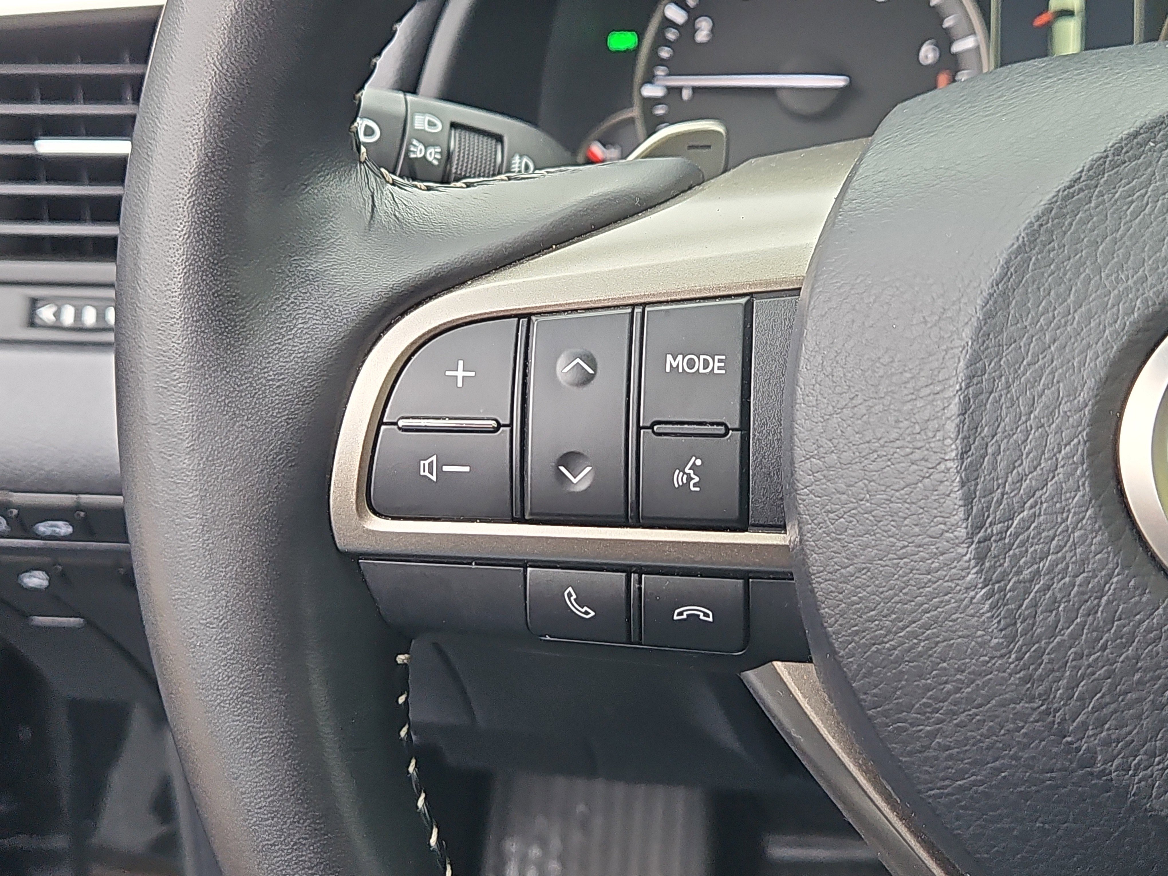 Used 2022 Lexus RX 350L Premium w/ Premium Package image 18