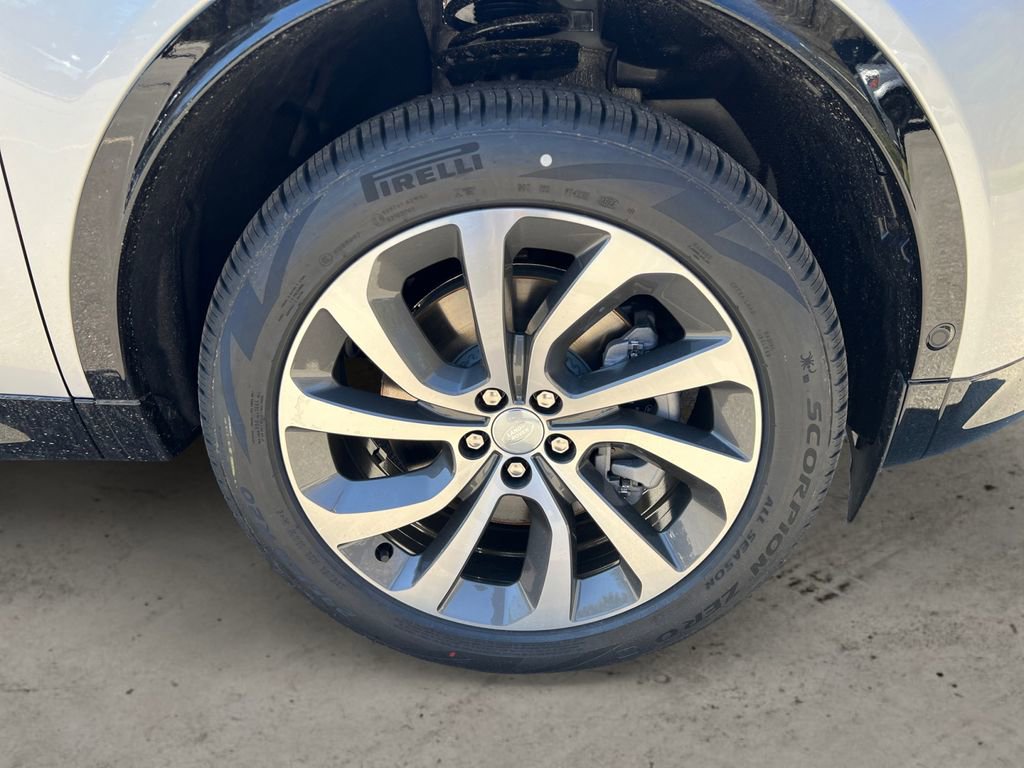 New 2025 Land Rover Discovery Sport Dynamic SE image 11