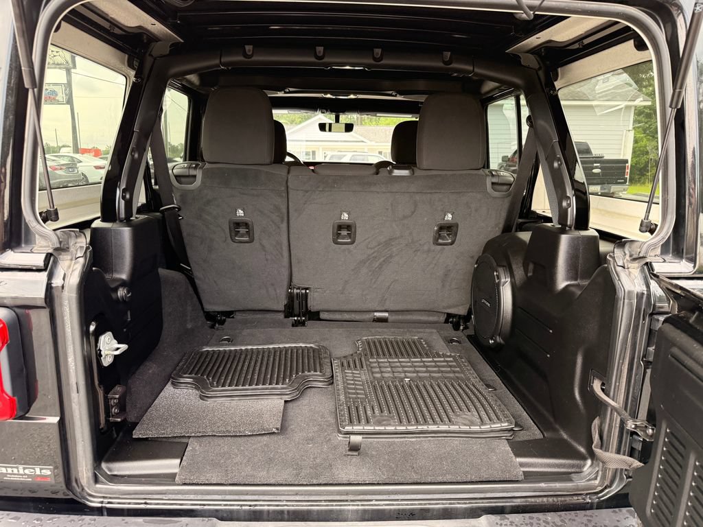 Used 2023 Jeep Wrangler Unlimited Rubicon w/ LED Lighting Group AWD/4WD image 9