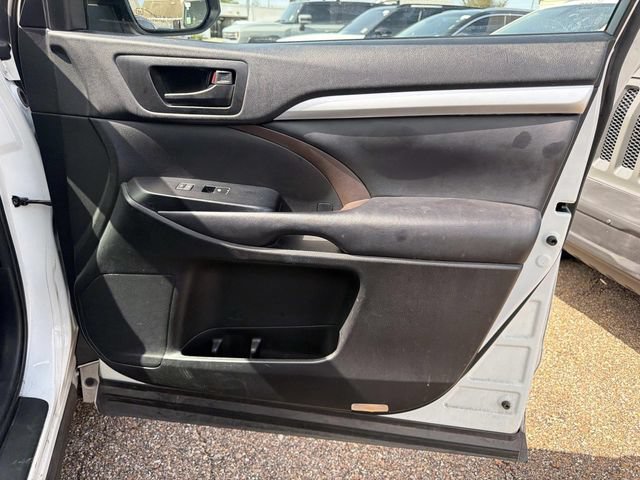 Used 2018 Toyota Highlander Plus FWD image 17