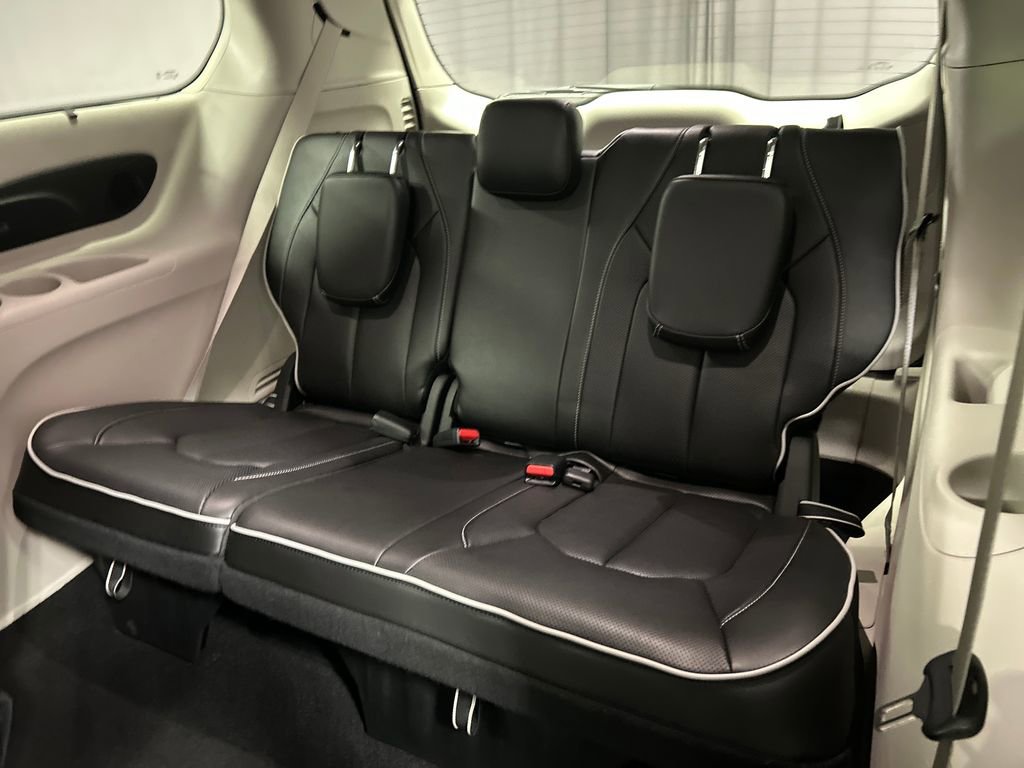 Used 2024 Chrysler Pacifica Limited image 25