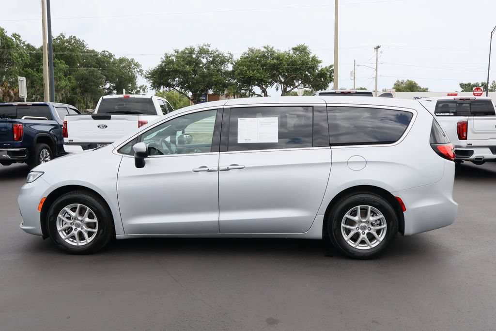Used 2023 Chrysler Pacifica Touring FWD image 6