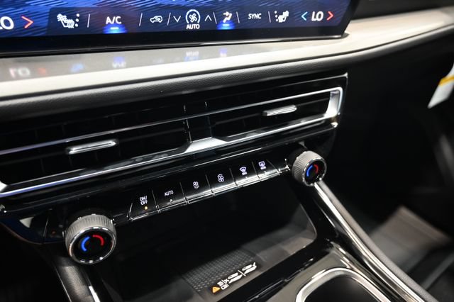 New 2026 Chevrolet Traverse LT w/ Driver Confidence Package FWD image 19