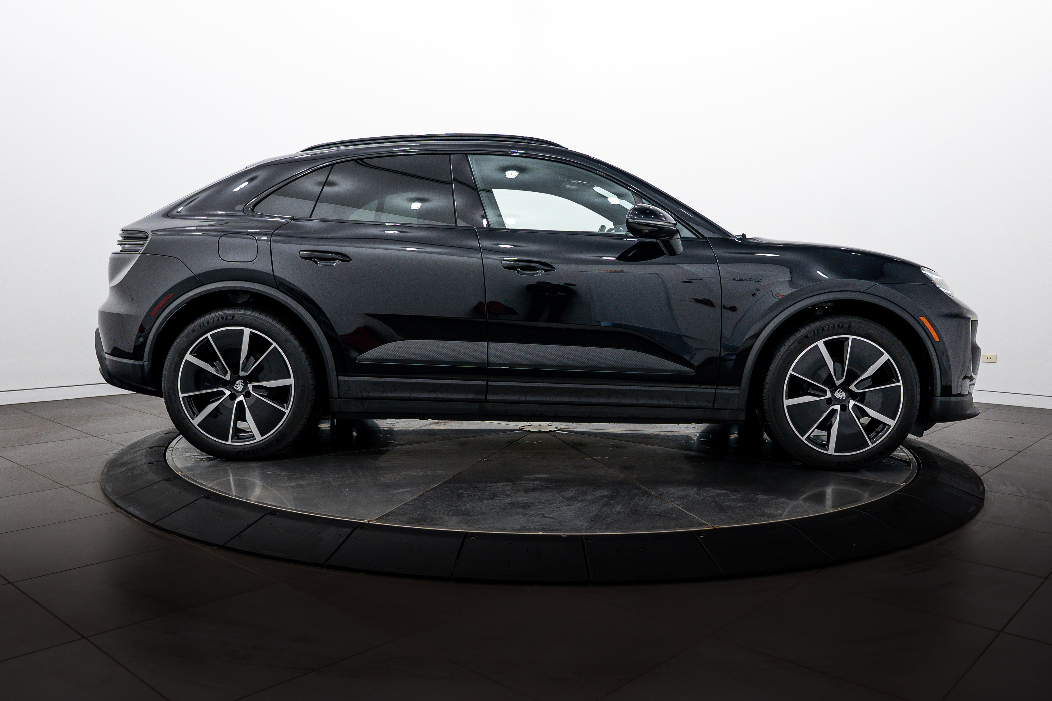 Certified 2025 Porsche Macan 4 Electric AWD/4WD image 8
