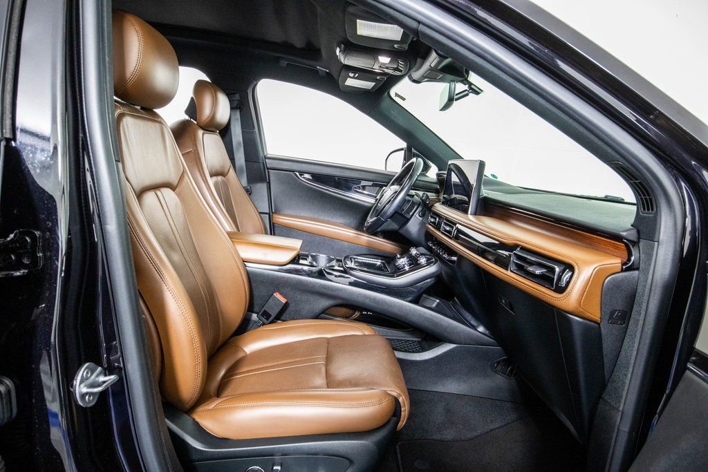 Used 2022 Lincoln Nautilus Reserve w/ Equipment Group 202A image 9