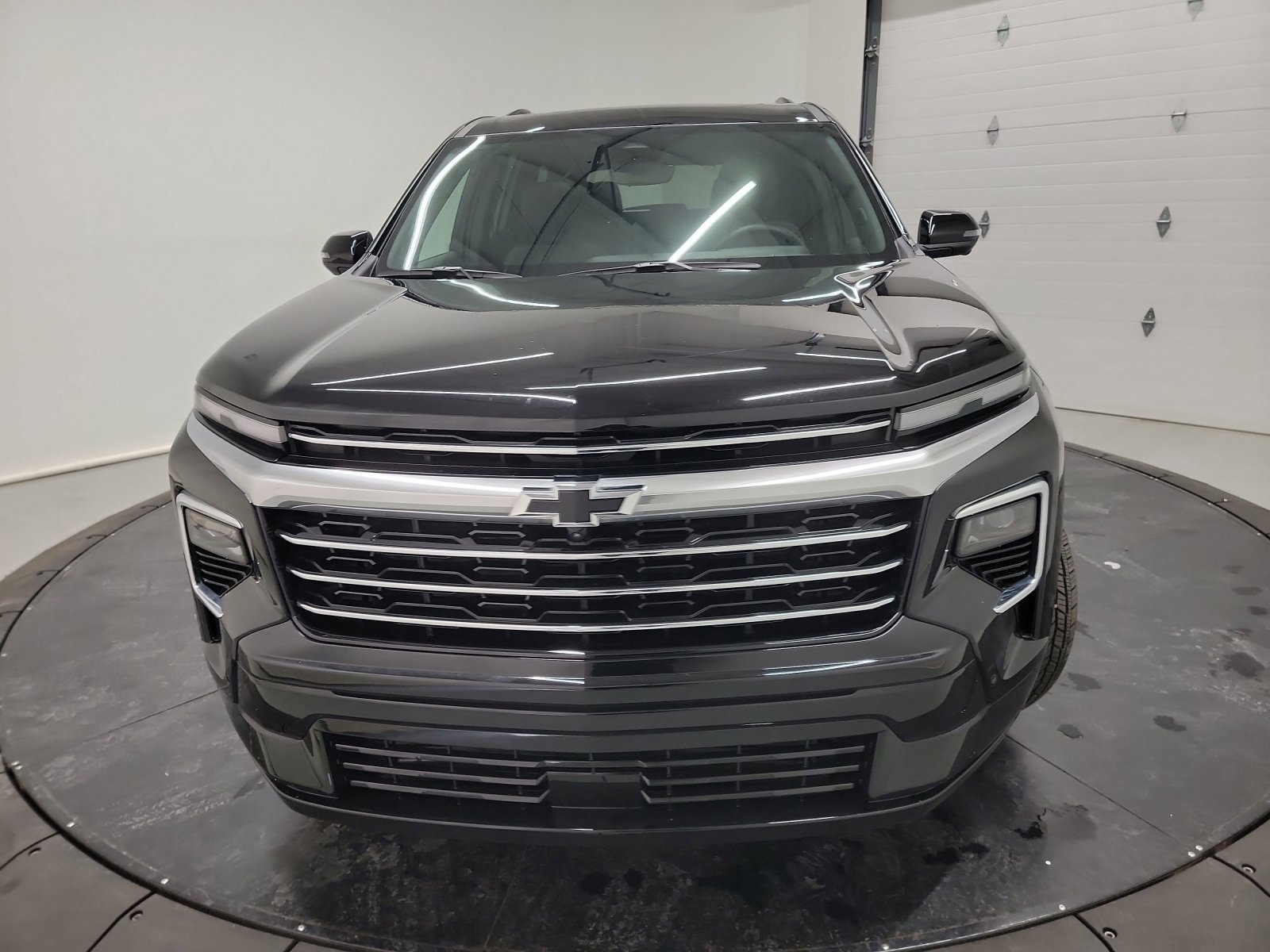 Used 2025 Chevrolet Traverse High Country image 2