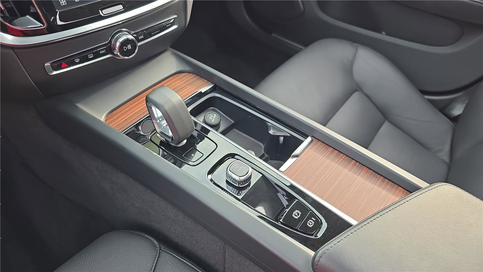 Used 2025 Volvo V60 B5 Cross Country Plus AWD/4WD image 13