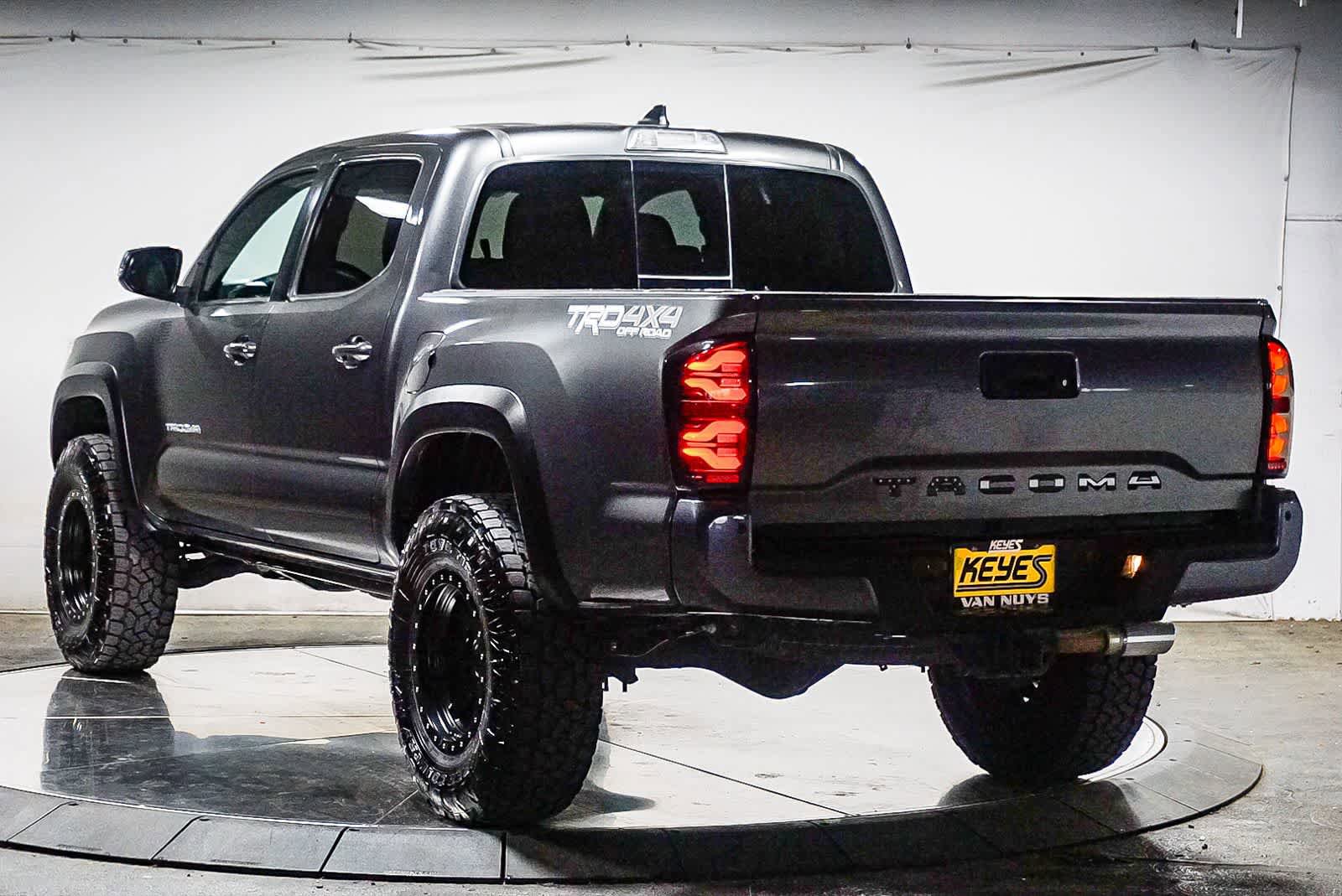 Used 2019 Toyota Tacoma TRD Off-Road w/ Technology Package AWD/4WD image 2