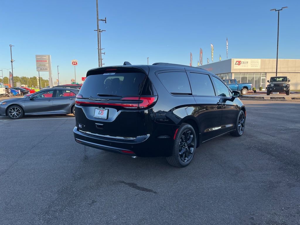 New 2026 Chrysler Pacifica Select w/ S Appearance Package image 9