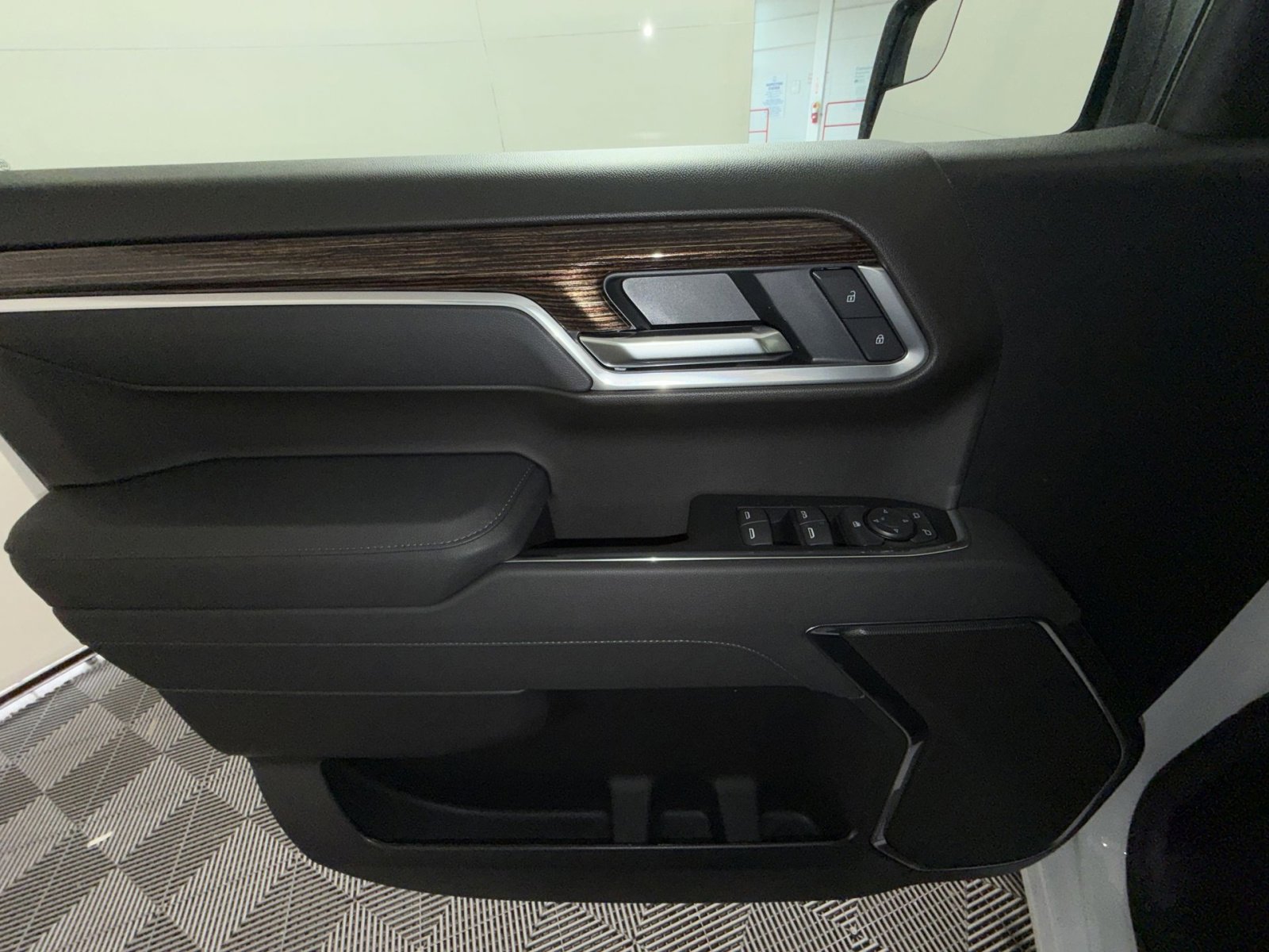 New 2026 GMC Sierra 1500 SLE image 15