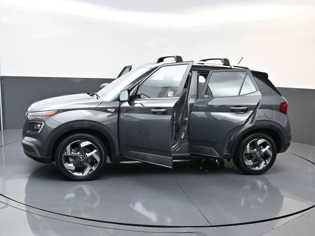 Used 2025 Hyundai Venue Limited image 31