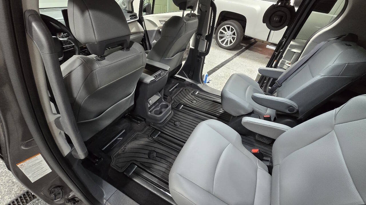 Used 2024 Toyota Sienna XLE w/ XLE Plus Package AWD/4WD image 31