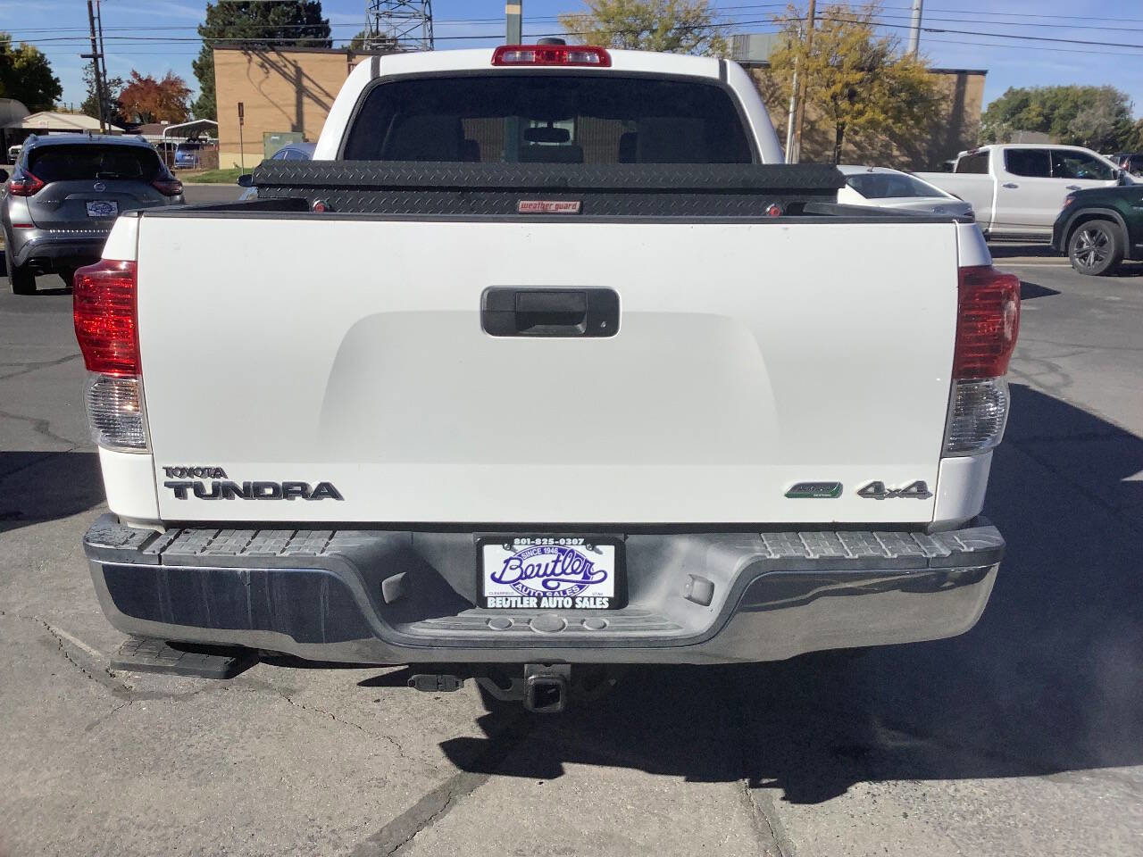 Used 2013 Toyota Tundra Grade 4x4 4dr CrewMax Cab Pick image 11