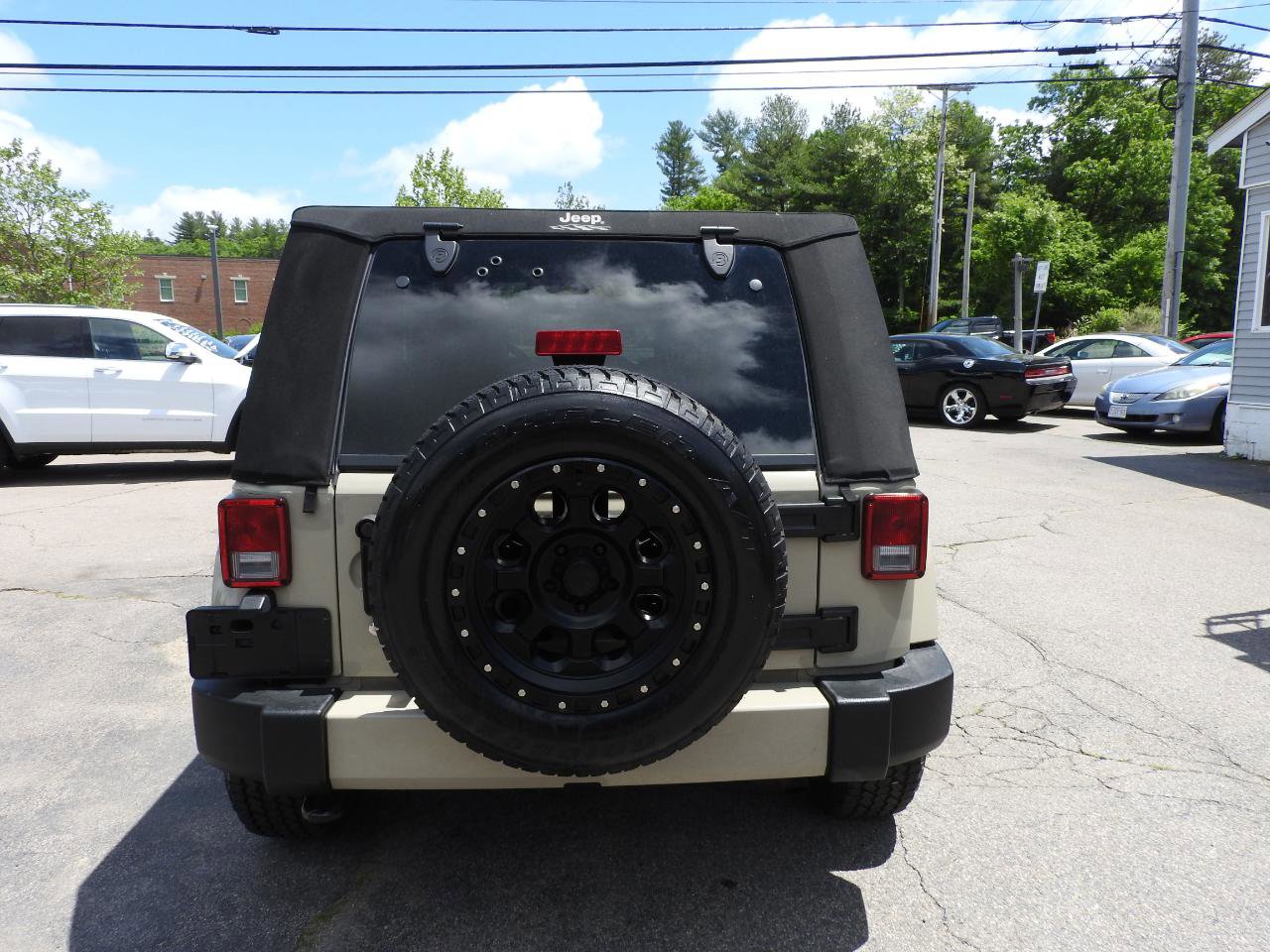 Used 2018 Jeep Wrangler Sahara w/ Connectivity Group AWD/4WD image 5