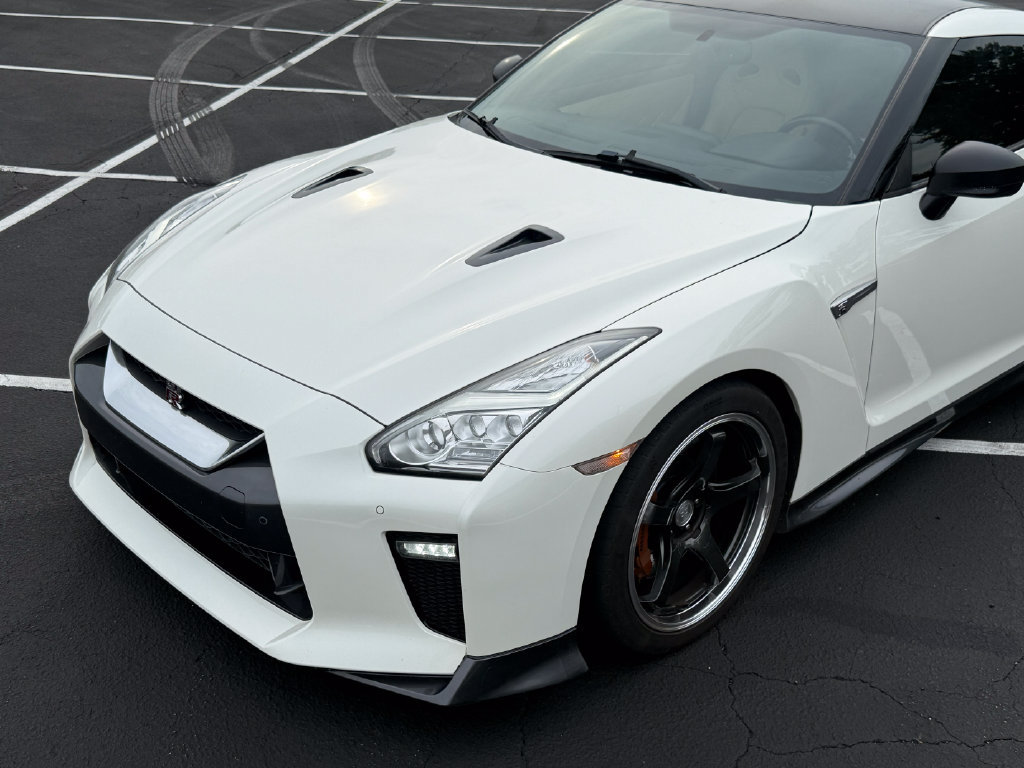 Used 2017 Nissan GT-R Premium w/ Premium Interior Package AWD/4WD image 2