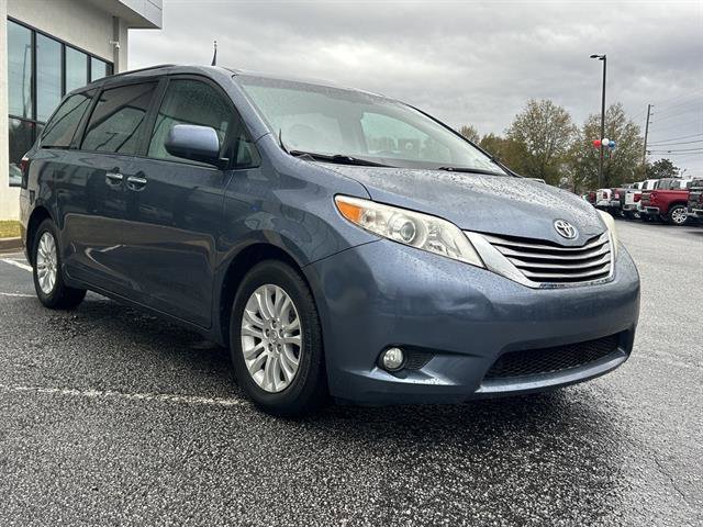 Used 2017 Toyota Sienna XLE image 4