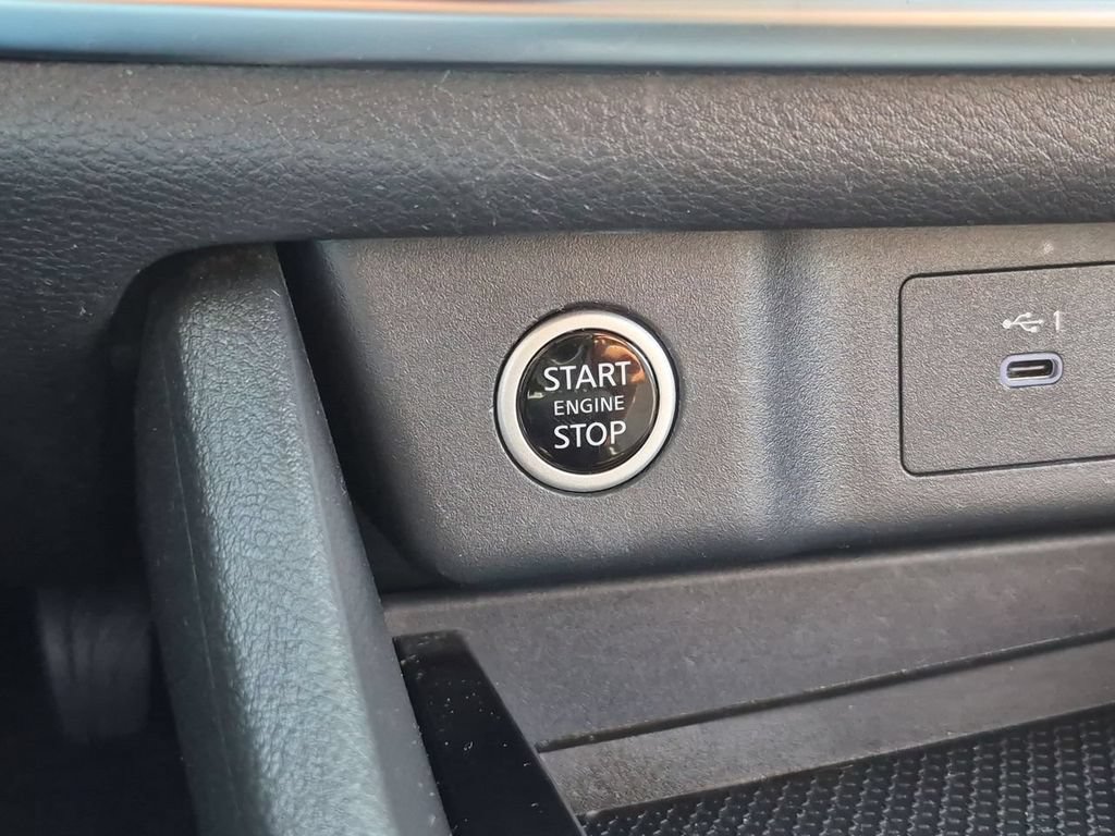 Used 2023 Nissan Rogue SV AWD/4WD image 17